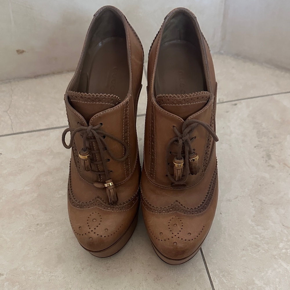 Gucci Tan Lace Up Brogue Oxford booties with tassels